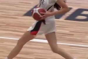 太帥了！歐錦賽女籃又現(xiàn)實(shí)戰(zhàn)扣籃 法國17歲小將反擊雙手扣籃~