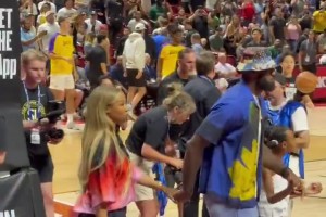 心系兒子布朗尼！詹姆斯再度現(xiàn)場觀戰(zhàn)夏聯(lián)，牽著詹嫂&女兒進場~