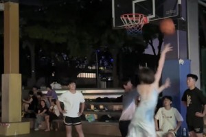 露背裙+人字拖，不是姐們，你真會打球啊??????