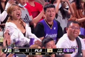 不就是進(jìn)了一記空位三分嘛！女球迷至于激動地張大嘴巴么？??