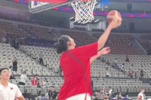 張子宇單獨在籃下熱身，其實手上的活很不錯了