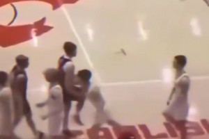 打架嘛帶個(gè)球很正常？