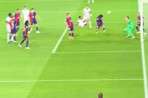 “泥頭車”滑跪，重溫鄧弗里斯精彩凌空臥射攻破巴薩城門??