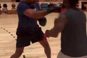 你小子！原來克萊當(dāng)年比劃的四是四個女友，個個都很頂