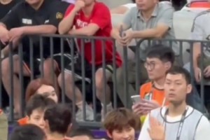 帥的嘞！女籃隊(duì)長(zhǎng)楊力維跟球迷打招呼???♀?居然還送飛吻