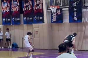 曹巖嘗試大風(fēng)車暴扣 動(dòng)作挺標(biāo)準(zhǔn)可惜框也是??