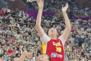 簡(jiǎn)直就是成人打小學(xué)生！把給張子宇的傳球處理好 就降維打擊??