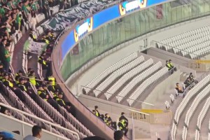 火藥味！實(shí)拍京滬大戰(zhàn)申花球迷與國(guó)安球迷看臺(tái)互飆??