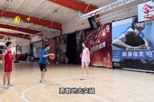 這是我見(jiàn)過(guò)打球最漂亮的女孩?。≡u(píng)論區(qū)說(shuō)的