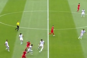 這球傳的是真好！徐新德布勞內(nèi)式轉(zhuǎn)移，最后張玉寧補射打偏