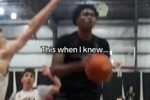 這球有幫主那味兒啊！阿門空中看向底角 拉桿回頭果凍上籃??