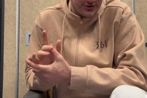 不愧是NBA第一人！約基奇用中文介紹“我是約老師” 口音還挺標(biāo)準(zhǔn)