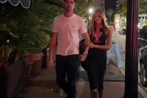 庫爾圖瓦攜嬌妻在邁阿密一家飯店吃飯，妻子顏值氣質(zhì)甚佳！