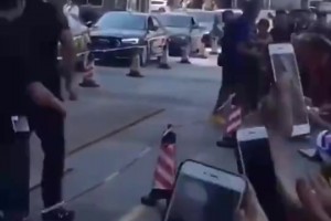 18年庫里中國行！庫里在酒店門口跟場外球迷互動 保安拉都拉不住