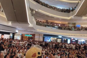 太火了！南通萬象城內(nèi)中庭大屏幕擠滿球迷觀看“蘇超”??