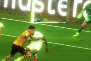 這球太恐怖了??單刀面對門將敢這么操作的，除了梅西還有誰？