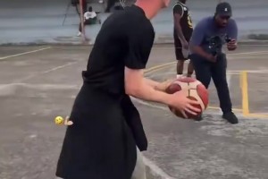 三分神射??！帕爾默野球場(chǎng)投三分球空心入網(wǎng)