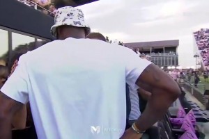 詹姆斯此前看足球比賽偶遇貝克漢姆！貝嫂機(jī)智地提議讓兩人合照！