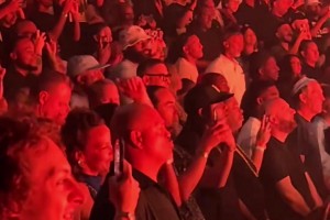 ??詹姆斯現(xiàn)身拉斯維加斯觀看正宗美式說唱！