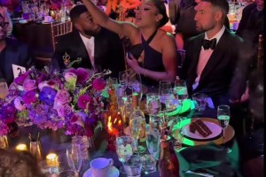 乖的像只小綿羊！這個場合克萊明顯沒女友放的開啊??