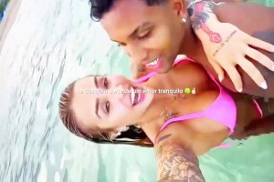 海里熱吻秀恩愛！羅德里戈和女友在海邊度假