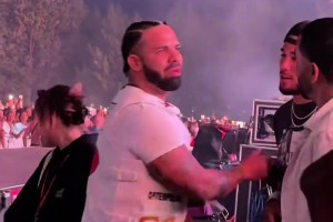 關(guān)系很好??！說唱歌手“公鴨”Drake跳下臺 與布克熱情互動