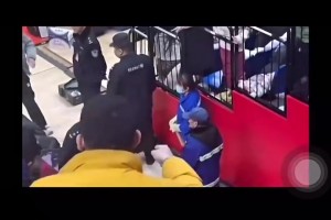 楊瀚森此前在CBA受傷時離場，遭球迷辱罵：CNM，死去吧??