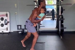 這是什么操作？亞歷山大懷里抱著1歲的兒子進行力量訓練