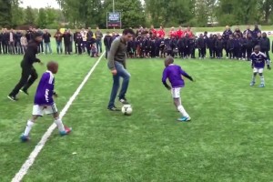 范佩西訓(xùn)小球員：去你們的足球夢??