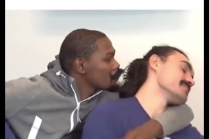 如今又同隊了！昔日杜蘭特戴著假胡子想親亞當斯??????