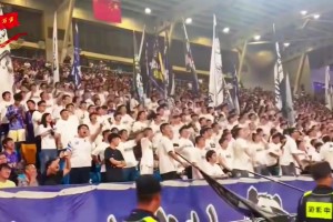 太過分了！天津球迷整體化一高喊：韋世豪，WCNM！??