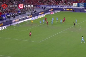 晃過(guò)兩人，傳給隊(duì)友，可惜打偏了，南通這球太可惜了