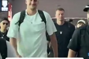 馬不停蹄！約老師昨日還在深圳參加活動(dòng)，今天又趕來(lái)成都了！