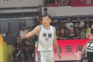 23年前的今天，已經(jīng)拿下三連冠的科比，現(xiàn)身洛克公園大殺四方