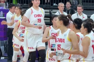 放松vs嚴(yán)肅！中國女籃跟日本賽前出場環(huán)節(jié)兩隊(duì)的表情對比明顯
