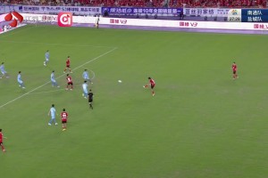 南通隊(duì)打在門框范圍內(nèi)，鹽城隊(duì)門將面對(duì)彈地球冷靜處理