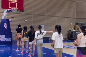 籃球女生接力投籃，吧友們鑒定一下誰(shuí)的姿勢(shì)比較標(biāo)準(zhǔn)??????