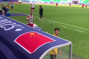 兩年前，球迷向韋世豪要球，韋世豪友好回應(yīng)