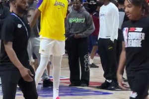 布朗尼缺席今日湖人比賽！賽前與阿杜-蒂耶羅一同觀摩隊友熱身~