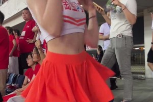 這視角不會(huì)走光嘛，人家小姐姐跳的還挺好看的，正臉啥樣啊??