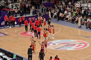 奪得季軍！中國女籃球員們謝場時，現(xiàn)場響起了《我愛你中國》