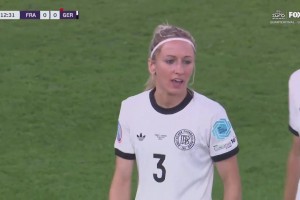 活久見！德國女足禁區(qū)內(nèi)拉拽對手頭發(fā)犯規(guī)，被判罰紅點(diǎn)套餐！