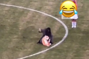 ??太抽象了！蘇超中場表演武松在幾萬觀眾注視下“打虎”！