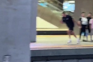 ??約老師和高鐵賽跑呢？！司機心里想這是哪個傻大個??