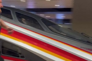 奔跑的五花肉！約基奇在高鐵站臺(tái)和高鐵“賽跑”??