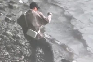 ??本人簡(jiǎn)直太帥了～在大學(xué)籃球館偶遇阿隆戈登