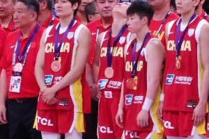 未能奪冠不甘心呀！在季軍頒獎儀式上，每一位女籃姑娘都眼中泛淚