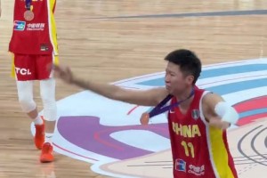 在頒獎典禮上，女籃姑娘都紅了眼！心里那點遺憾和不甘太明顯了！