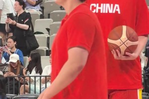 張子宇賽前熱身，這身材相比旁人實在是太大只了！