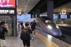 下快攻都沒跑這么快！約基奇第一次嘗試與高鐵“賽跑”??